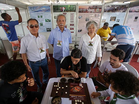 Pessoas jogando jogos de tabuleiro japoneses em uma mesa